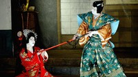 Bicara mengenai kabuki maka tak dapat dilepaskan dengan penampilan para pemerannya yang beraksi dengan menggunakan riasan tebal di wajah. Getty Images/Koichi Kamoshida.