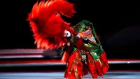 Riasan para pemeran kabuki ini dikenal dengan sebutan kumadori. Selain dilapisi bedak berwarna putih, wajah para aktor kabuki pun dihiasi dengan beragam warna yang cukup mencolok seperti warna merah, cokelat, maupun biru. Pemilihan warna itu tidak sembarangan, ada makna tersembunyi di balik warna-warna tersebut, salah satunya warna merah yang melambangkan kekuatan dan keadilan, serta warna biru yang bermakna kekuasaan dan kejahatan. Getty Images/Cameron Spencer.