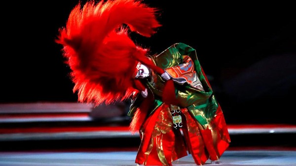 Riasan para pemeran kabuki ini dikenal dengan sebutan kumadori. Selain dilapisi bedak berwarna putih, wajah para aktor kabuki pun dihiasi dengan beragam warna yang cukup mencolok seperti warna merah, cokelat, maupun biru. Pemilihan warna itu tidak sembarangan, ada makna tersembunyi di balik warna-warna tersebut, salah satunya warna merah yang melambangkan kekuatan dan keadilan, serta warna biru yang bermakna kekuasaan dan kejahatan. Getty Images/Cameron Spencer. Riasan para pemeran kabuki ini dikenal dengan sebutan kumadori. Selain dilapisi bedak berwarna putih, wajah para aktor kabuki pun dihiasi dengan beragam warna yang cukup mencolok seperti warna merah, cokelat, maupun biru. Pemilihan warna itu tidak sembarangan, ada makna tersembunyi di balik warna-warna tersebut, salah satunya warna merah yang melambangkan kekuatan dan keadilan, serta warna biru yang bermakna kekuasaan dan kejahatan. Getty Images/Cameron Spencer.