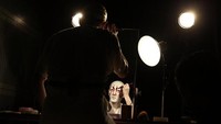 Diketahui pada mulanya teater kabuki pertama kali dipentaskan oleh sekelompok wanita. Seiring dengan kian dikenalnya kabuki, pertunjukkan teater itu kemudian hanya diperankan oleh pria karena pada masa kepemimpinan Shogun Tokugawa muncul aturan yang melarang wanita tampil dalam sebuah pertunjukkan. Getty Images/Carl Court.