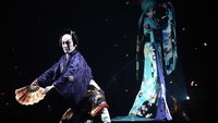 Pertunjukkan kabuki kian megah nan meriah dengan kehadiran iringan musik tradisional juga tata panggung yang menawan. Hal itu dilakukan untuk mendukung penampilan para pemeran di atas panggung. Getty Images/Carl Court.