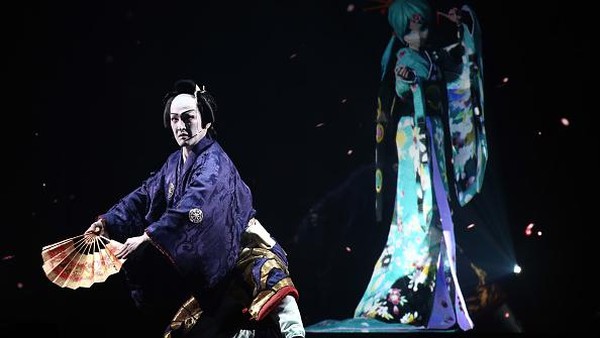 Pertunjukkan kabuki kian megah nan meriah dengan kehadiran iringan musik tradisional juga tata panggung yang menawan. Hal itu dilakukan untuk mendukung penampilan para pemeran di atas panggung. Getty Images/Carl Court. Pertunjukkan kabuki kian megah nan meriah dengan kehadiran iringan musik tradisional juga tata panggung yang menawan. Hal itu dilakukan untuk mendukung penampilan para pemeran di atas panggung. Getty Images/Carl Court.