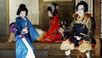 Kabuki tak hanya ditampilkan saat ada perayaan-perayaan khusus seperti pembukaan Olimpiade Tokyo 2020 kemarin. Wisatawan yang hendak menyaksikan pertunjukkan kabuki juga dapat menyaksikannya di sejumlah teater yang tersebar di berbagai wilayah Jepang. Salah satu teater kabuki yang terkenal adalah Kabukiza Theatre yang berada di kawasan Ginza, Tokyo. Getty Images/Koichi Kamoshida.
