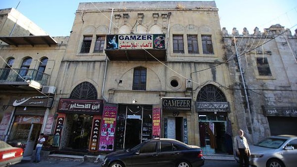 Arsitektur khas kota ini adalah hasil industrialisasi selama era Ottoman yang melihat pengrajin Suriah, Turki, dan Palestina awalnya tiba di kota untuk mencari pekerjaan. Arsitektur khas kota ini adalah hasil industrialisasi selama era Ottoman yang melihat pengrajin Suriah, Turki, dan Palestina awalnya tiba di kota untuk mencari pekerjaan.