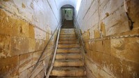 Lengkungan dan ambang pintu dengan detail indah, kolom dan fasad yang dekoratif adalah pemandangan umum di jalan-jalan tua kota ini.  