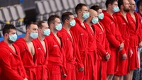 Para atlet diwajibkan memakai masker menuju venue pertandingan. Ketika pertandingan dimulai, barulah masker dilepas. Leon Neal/Getty Images.