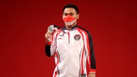 Khusus di podium, ada satu aturan tersendiri. Para juara Olimpiade harus memakai masker ketika berdiri dan dikalungi medali, setelahnya masker boleh dilepas untuk sesi foto bersama. Chris Graythen/Getty Images.