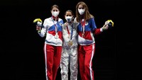 Para atlet yang memenangi medali di podium juga dilarang berpelukan. Protokol kesehatan menjaga jarak dengan tidak melakukan kontak dekat harus diperhatikan. Elsa/Getty Images.