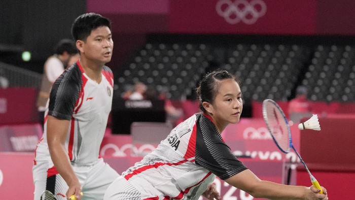 Indonesias Praveen Jordan, left, and Melati Daeva Oktavianti play against Chinas Zheng Si Wei and Huang Ya Qiong during their mixed doubles quarterfinal badminton match at the 2020 Summer Olympics, Wednesday, July 28, 2021, in Tokyo, Japan. (AP Photo/Dita Alangkara)