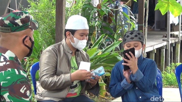 Presiden Jokowi melakukan video call ke bocah Arga (13) yang menjadi yatim piatu karena ibu-ayahnya wafat akibat COVID-19. (Suriyatman/detikcom)
