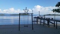 Namun sebenarnya Mowirin merupakan salah satu nama pantai di Pulau Kapotar. Pantainya berpasir putih halus, berair tenang, dan cocok untuk bersnorkel menyaksikan berbagai jenis ikan. (Hari Suroto/Istimewa)