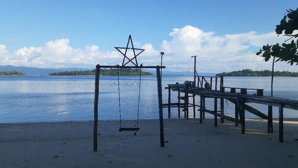 Namun sebenarnya Mowirin merupakan salah satu nama pantai di Pulau Kapotar. Pantainya berpasir putih halus, berair tenang, dan cocok untuk bersnorkel menyaksikan berbagai jenis ikan. (Hari Suroto/Istimewa) Namun sebenarnya Mowirin merupakan salah satu nama pantai di Pulau Kapotar. Pantainya berpasir putih halus, berair tenang, dan cocok untuk bersnorkel menyaksikan berbagai jenis ikan. (Hari Suroto/Istimewa)