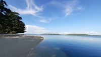 Pulau Kapotar adalah sebuah pulau kecil yang berada di Kampung Mambor, Distrik Kepulauan Moora, Kabupaten Nabire, Papua. Pulau cantik ini dapat dicapai dari Pelabuhan Samabusa sekitar 30 menit menggunakan speedboat. (Hari Suroto/Istimewa)