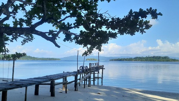 Pulau Kapotar di Nabire, Papua jadi satu dari sekian banyak obyek wisata Indonesia timur. Pulau ini tidak berpenghuni dan punya pantai yang indah. Kalau mau ke sini ada syarat unik yang harus dilakukan lho. Hari Suroto/Istimewa