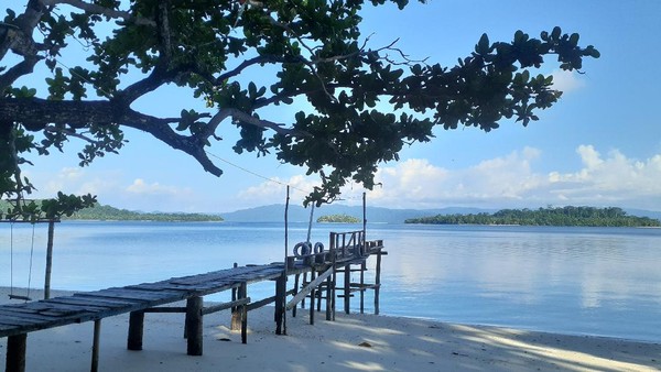 Sinyal 4G paling kuat hanya terdapat di Pantai Mowirin. Di pantai ini bahkan bisa video call via whatsapp. Di kalangan traveler, pulau ini memang dikenal sebagai Pulau Mowirin. (Hari Suroto/Istimewa) Sinyal 4G paling kuat hanya terdapat di Pantai Mowirin. Di pantai ini bahkan bisa video call via whatsapp. Di kalangan traveler, pulau ini memang dikenal sebagai Pulau Mowirin. (Hari Suroto/Istimewa)