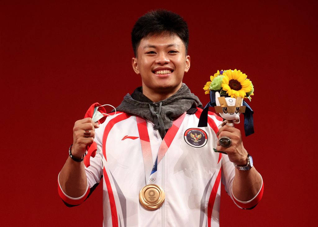 TOKYO, JAPAN - JULY 28:  Bronze medalist Rahmat Erwin Abdullah of Team Indonesia poses with the bronze medal during the medal ceremony for the Weightlifting - Men's 73kg Group A on day five of the Tokyo Olympic Games at Tokyo International Forum on July 28, 2021 in Tokyo, Japan. (Photo by Chris Graythen/Getty Images)