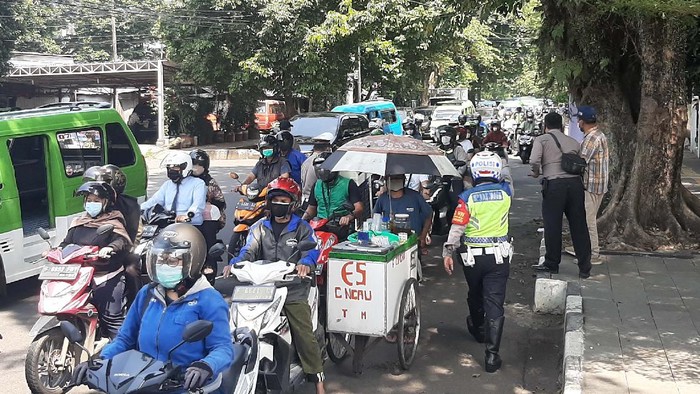 Razia Vaksin di Jalan Raya Kota Bogor Polresta Bogor Kota gelar razia vaksin di Jalan Raya Pemuda, Kecamatan Tanahsareal, Kota Bogor. Sasarannya adalah pengendara yang belum divaksin.