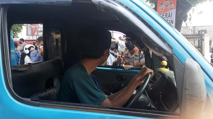 Razia Vaksin di Jalan Raya Kota Bogor Polresta Bogor Kota gelar razia vaksin di Jalan Raya Pemuda, Kecamatan Tanahsareal, Kota Bogor. Sasarannya adalah pengendara yang belum divaksin.