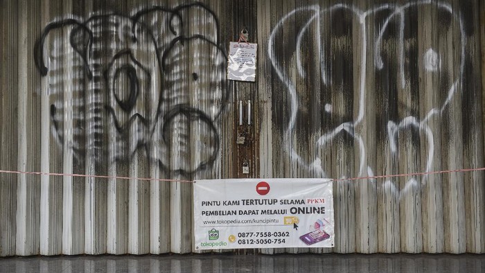 REM DARURAT MEREDAM LAJU COVID-19 Sebuah poster pengumuman bahwa toko tutup saat Pemberlakuan Pembatasan Kegiatan Masyarakat (PPKM) Darurat di kawasan Panglima Polim, Jakarta.