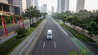 Sebuah mobil ambulans melintas saat berlangsungnya Pemberlakuan Pembatasan Kegiatan Masyarakat (PPKM) Darurat di kawasan Jenderal Sudirman, Jakarta. Jalanan tampak lengang dan sepi.  