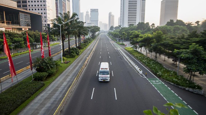 Sebuah mobil ambulans melintas saat berlangsungnya Pemberlakuan Pembatasan Kegiatan Masyarakat (PPKM) Darurat di kawasan Jenderal Sudirman, Jakarta.