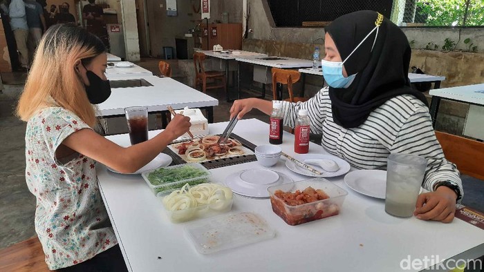 Sebuah restoran di Surabaya berusaha menerapkan aturan 20 menit makan di tempat. Maka dari itu, resto ini punya timekeeper.
