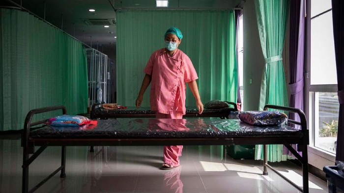 Otoritas Thailand memulangkan sejumlah pasien positif virus Corona (COVID-19) dari ibu kota Bangkok ke kampung halaman mereka dengan menggunakan Kereta Api.