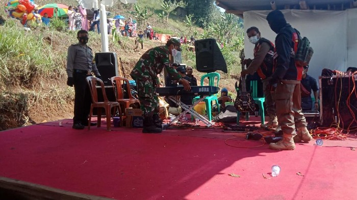Satgas menertibkan acara musik dan jaipong di Bandung Barat