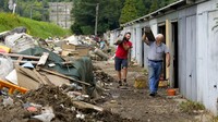 Usai banjir besar yang melanda sejumlah negara Eropa, salah satunya Belgia, surut warga pun mulai membersihkan rumah mereka dari sisa banjir.