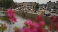 Tumpukan sampah terlihat di sejumlah area. Kegiatan bersih-bersih itu dilakukan warga usai banjir surut.