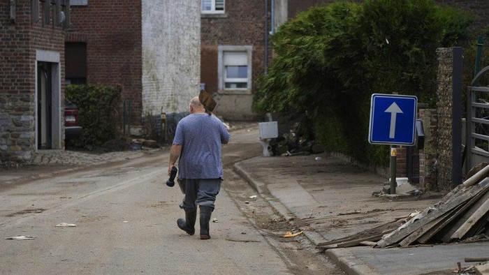 Banjir besar melanda sejumlah negara Eropa, salah satunya Belgia beberapa waktu lalu. Kini warga Belgia kembali ke rumah mereka untuk membersihkan sisa banjir.