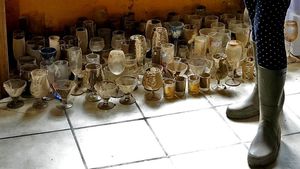 Sibuknya Warga Belgia Bersih-bersih Rumah Usai Banjir Besar