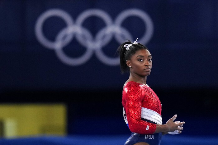 Simone Biles di Olimpiade Tokyo 2020 Simone Biles, of the United States, waits to perform on the vault during the artistic gymnastics womens final at the 2020 Summer Olympics, Tuesday, July 27, 2021, in Tokyo. The American gymnastics superstar has withdrawn the all-around competition to focus on her mental well-being. (AP Photo/Gregory Bull)