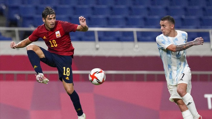 Spains Oscar Gil, left, and Argentinas Agustin Urzi battle for the ball during a mens soccer match at the 2020 Summer Olympics, Wednesday, July 28, 2021, in Saitama, Japan. (AP Photo/Martin Mejia)