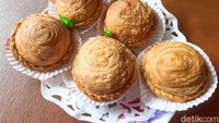 Ada 30 jenis camilan dan kue yang ditawarkan Spufo. Salah satu yang jadi andalan adalah pastel ufo. Foto: detikFood/Yenny Mustika Sari