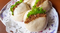 Bakpau sandwich dari Spufo juga tak kalah enak. Ukurannya mini dan isiannya dibuat menyembul seperti sandwich. Foto: detikFood/Yenny Mustika Sari