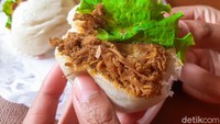 Isian bakpau ini berupa ayam bumbu kecap yang dipercantik dengan selada segar. Tekstur rotinya empuk dan pas ketika disantap bareng isiannya. Foto: detikFood/Yenny Mustika Sari
