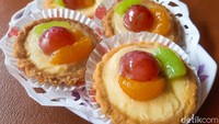 Buat kamu yang mencari camilan manis, pie buah bisa menjadi andalan. Tekstur pienya renyah dan isian vlanya lembut dengan rasa yang tidak begitu manis. Topping buahnya ada 3 jenis, ada kiwi, jeruk mandarin, dan anggur. Foto: detikFood/Yenny Mustika Sari