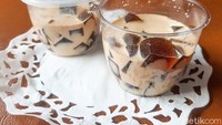 Pilihan dessert lain kamu bisa memiliki Japanese Coffee Jelly yang dikemas dalam cup sedang. Rasanya creamy dan tak begitu manis, ada sensasi pahit dari kopi yang cukup kuat. Foto: detikFood/Yenny Mustika Sari