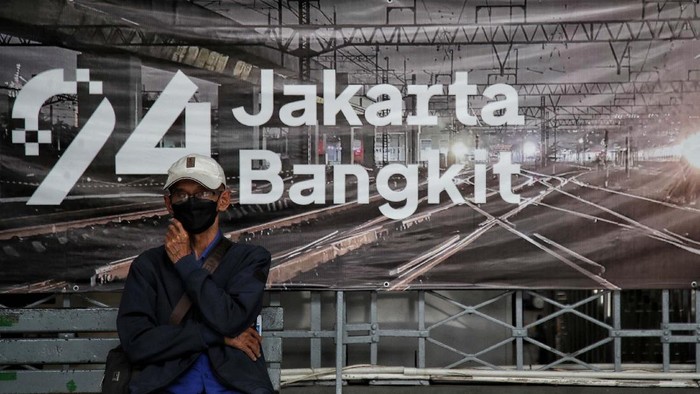 Penerapan PPKM Level 4 mewajibkan pengguna Commuter Line untuk membawa STRP. Begini kondisi penumpang Commuter Line di Stasiun Kota.