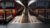 Di masa PPKM Level 4 ini, masyarakat yang akan menggunakan transportasi commuter line wajib menunjukkan Pemeriksaan Surat Tanda Registrasi Pekerja (STRP).