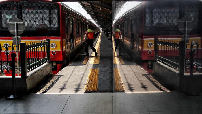 Penerapan PPKM Level 4 mewajibkan pengguna Commuter Line untuk membawa STRP. Begini kondisi penumpang Commuter Line di Stasiun Kota.