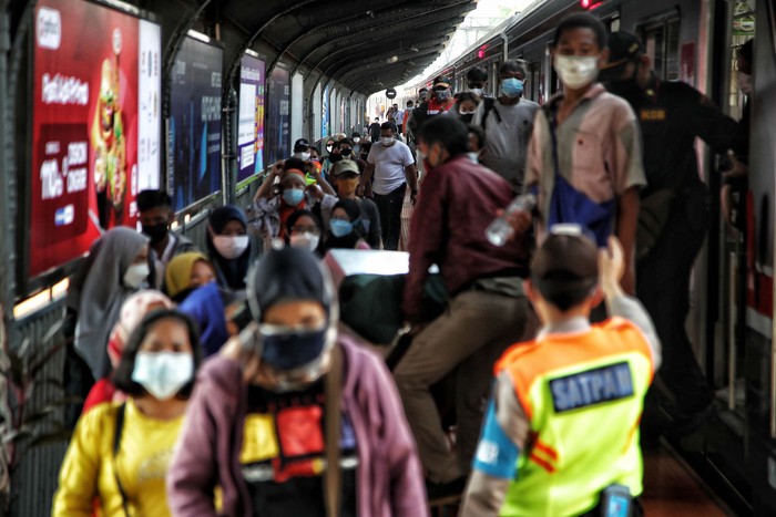 Penerapan PPKM Level 4 mewajibkan pengguna Commuter Line untuk membawa STRP. Begini kondisi penumpang Commuter Line di Stasiun Kota.