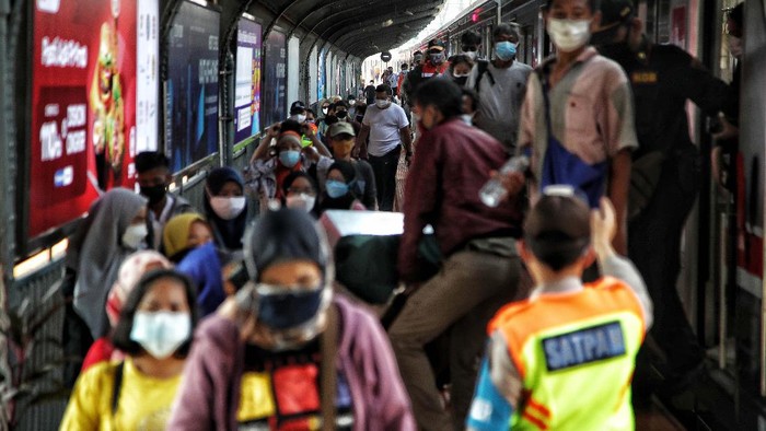 Penerapan PPKM Level 4 mewajibkan pengguna Commuter Line untuk membawa STRP. Begini kondisi penumpang Commuter Line di Stasiun Kota.