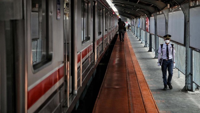 Penerapan PPKM Level 4 mewajibkan pengguna Commuter Line untuk membawa STRP. Begini kondisi penumpang Commuter Line di Stasiun Kota.