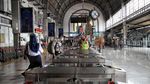 Menilik Suasana KRL Jakarta di Masa PPKM Level 4