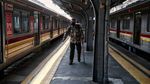 Menilik Suasana KRL Jakarta di Masa PPKM Level 4