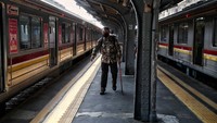 Jam operasional KRL tetap pukul 04.00 – 21.00 WIB dengan penyesuaian frekuensi perjalanan di luar jam-jam sibuk.