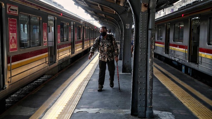 Penerapan PPKM Level 4 mewajibkan pengguna Commuter Line untuk membawa STRP. Begini kondisi penumpang Commuter Line di Stasiun Kota.