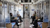 Begini suasana di salah satu gerbong commuter line yang akan berangkat dari Stasiun Jakarta Kota, Rabu (28/7).